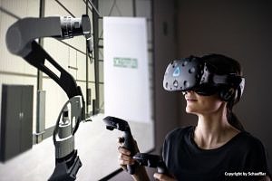 Frau mit VR Brille