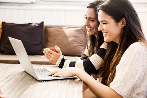 Studentinnen am Laptop