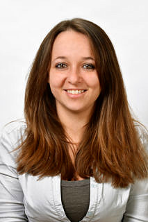 Portraitbild von einer Frau mit langen braunen Haaren