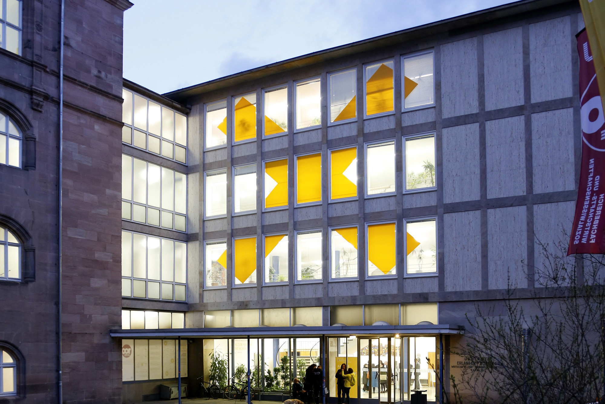 A large X has been attached to the façade of the Ludwig Erhard building in the Findelgasse in Nuremberg.