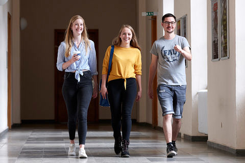 Studierende laufen durch Kollegienhaus