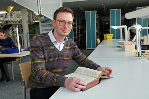 Prof. Dr. Klaus Ulrich Schmolke in einer Bibliothek