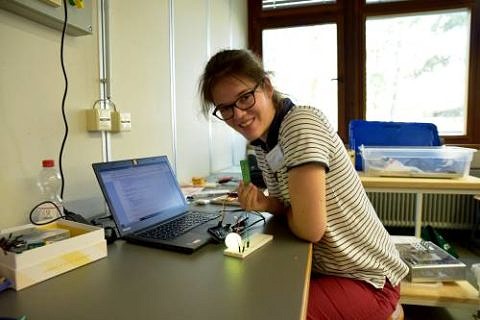 Elisabeth Meusert im Labor am Laptop
