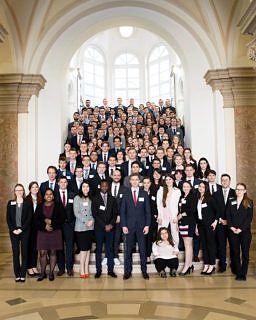 Gruppenbild von Studierenden in Anzügen.