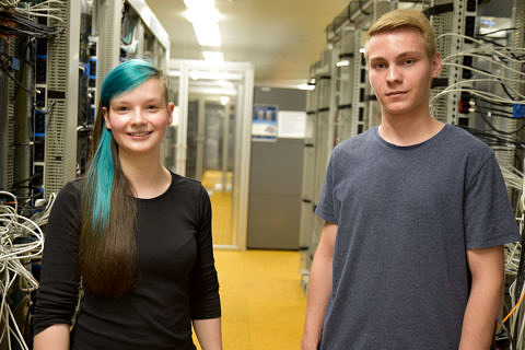 Josephine Seidel und Julian Volland in einem Serverraum.