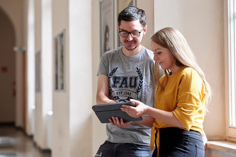 Studierende mit Tablet im Kollegienhaus