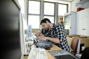 David Sauerwein schraubt an der Hardware eines Computers