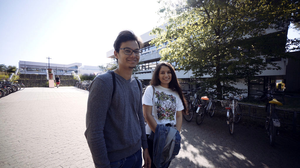 Studenten vor Gebäude