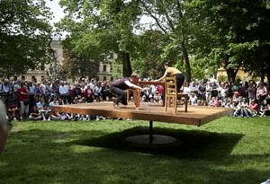 Two acrobats on a moving platform in Erlangen Schlossgarten