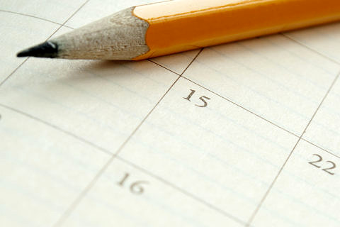 Bleistift liegt auf Kalender.