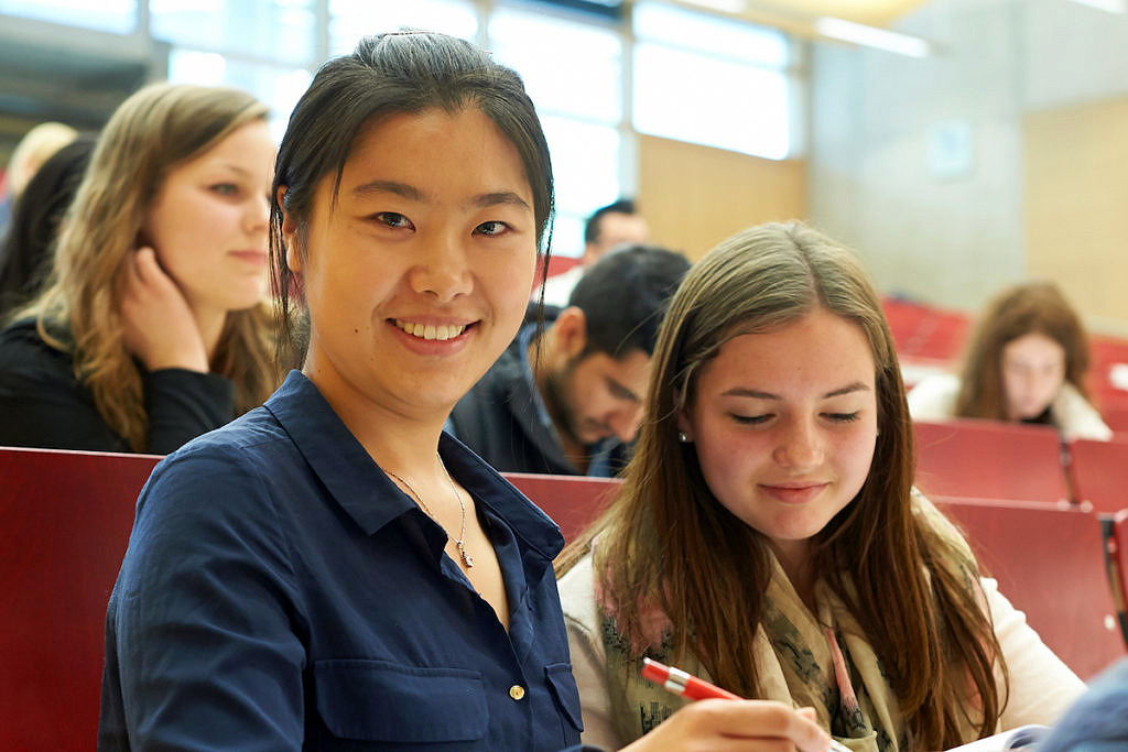 Studentinnen in Hörsaal