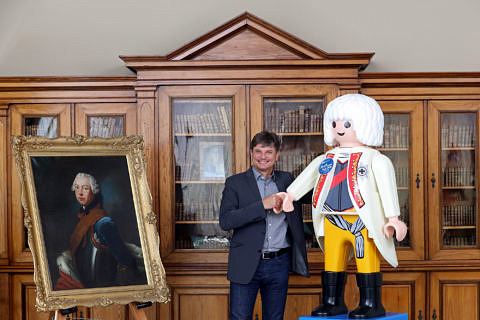 Prof. Dr. Joachim Hornegger, Präsident der FAU, stellt die PLAYMOBIL-Sonderfigur „Friedrich III“ in der Alten Universitätsbibliothek vor. Sie stellt Markgraf Friedrich von Brandenburg-Bayreuth dar, den Gründer der FAU (Bild: FAU/Kurt Fuchs).