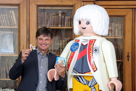 Prof. Dr. Joachim Hornegger, Präsident der FAU, stellt die PLAYMOBIL-Sonderfigur „Friedrich III“ in der Alten Universitätsbibliothek vor. Sie stellt Markgraf Friedrich von Brandenburg-Bayreuth dar, den Gründer der FAU. (Bild: FAU/Kurt Fuchs)