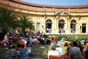 Audience in front of Orangerie