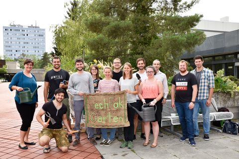 Inzwischen besteht das Team des TechFak-Gartens aus rund 18 Personen – darunter FAU-Beschäftigte sowie Studierende aller Fakultäten. (Bild: FAU/Rebecca Kleine Möllhoff)