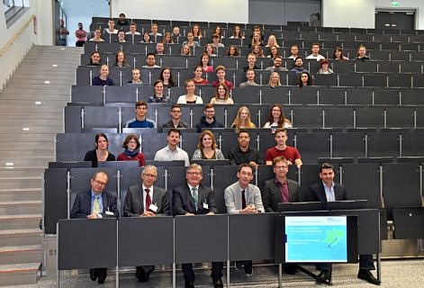 Gruppenbild im Hörsaal.