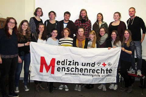 Gruppenbild von Studierenden, die ein Banner mit der Aufschrift "Medizin und Menschenrechte" in die Höhe halten.