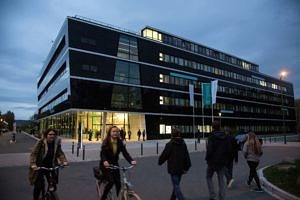 Menschen vor dem Max-Planck-Institut für die Physik des Lichts in der Dämmerung.