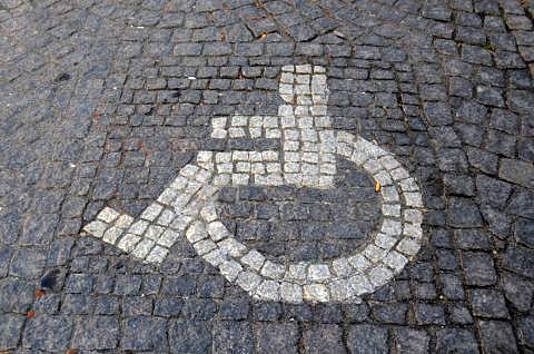 Behinderten Parkplatz Schild aus grauen Steinen gemacht.