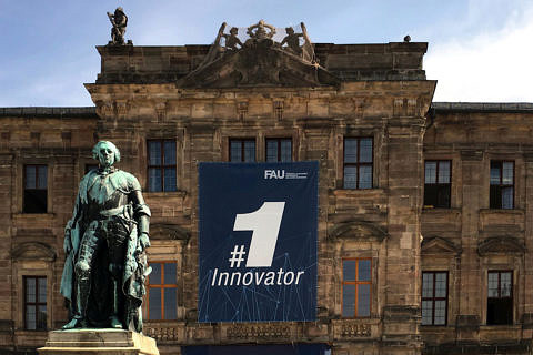 Schloss mit Number-One-Innovator-Plakat