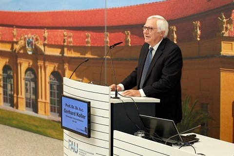 Prof. Dr. Gerhard Koller erhielt für seine Arbeit als langjähriger Leiter des Sprachenzentrums die Verdienstmedaille der FAU. (Bild: SZ der FAU)