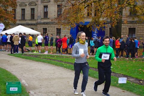 Menschen joggen im Erlanger Schlossgarten