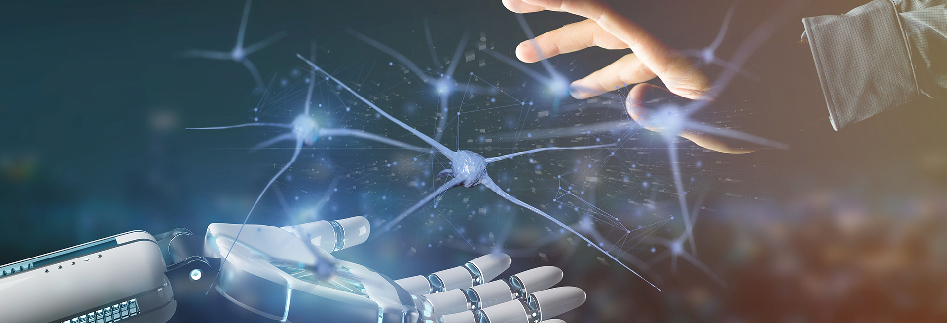 Eine Cyborg-Hand und eine menschliche Hand halten von zwei Seiten ein Neuron