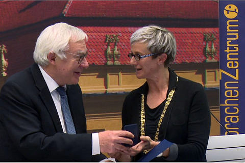 Ehrung durch die Universitätsleitung: Vizepräsidentin Education, Prof. Dr. Bärbel Kopp, überreichte Prof. Dr. Gerhard Koller die Verdienstmedaille der FAU. (Bild: Screenshot Videoportal der FAU)