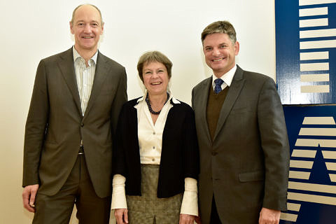 Prof. Dr. Joachim Hornegger (r.) gratuliert Dr. Roland Busch (l.), dem neuen Vorsitzenden des Universitätsrates der FAU und Prof. Dr. Christine Lubkoll als Stellvertreterin. Bild: FAU/Boris Mijat