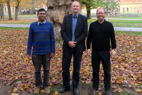 Von links: Prof. Dr. Chandrajith zusammen mit seinem Betreuer an der FAU, Prof. Dr. Barth, und Prof. Daesslé-Heuser.