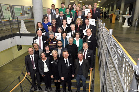 Wissenschaftsminister Bernd Sibler (vorne rechts) beim Auftakt von „BayernMINT“ an der Technischen Hochschule Nürnberg. Bild: Michael Pulczynski