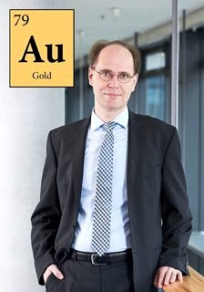 Für Prof. Dr. Büttner ist Gold vor allem aus Sicht der Finanzgeschichte ein besonders spannendes Element. (Bild: FAU/Kaletsch Medien, Bearbeitung: FAU/Luisa Macharowsky)