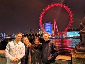 Gruppenfoto Studierende vor Riesenrad