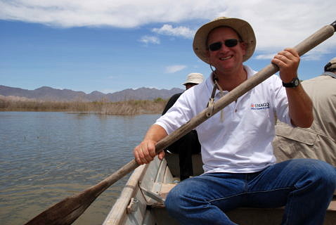 Prof. Daesslé-Heuser forscht zur Qualität von Grundwasser, welches unter anderem in Mexiko als Trinkwasser verwendet wird. Hier sammelt er Proben im unteren Becken des Colorado River. (Bild: Dr. Alexandro Orozco)