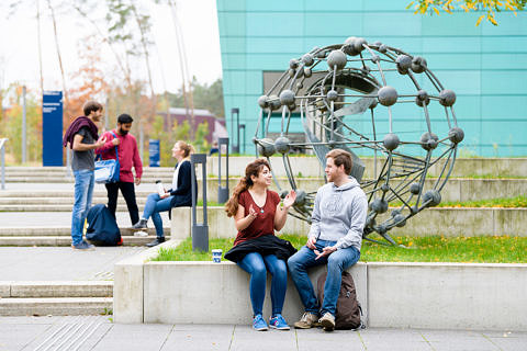 Studierende vor dem Chemikum (Bild: Uwe Niklas)