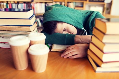 Student schläft auf Büchern
