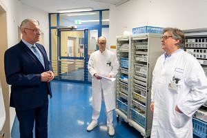 Minister Herrmann talking to Prof. Dr. Dr. h. c. Jürgen Schüttler and Prof. Dr. Dr. h. c. Heinrich Iro.