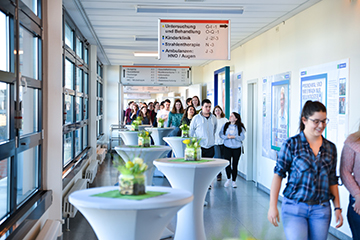 Studierende in einem Krankenhausgang.