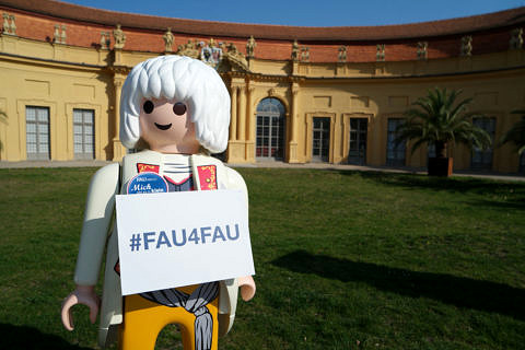 Playmobil-Friedrich mit FAU4FAU-Schild