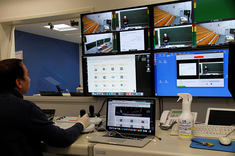 Ein Arbeitsplatz mit vier Bildschirmen und einem Laptop.