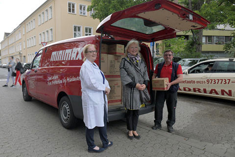 Gruppenbild vor einem Auto