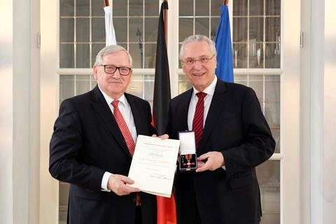 Bundesverdienstkreuz für Prof. Helmut Neuhaus
