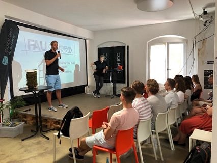 Prof. Björn Eskofier und Kathrin Möslein beim Sandbox Kick-Off im Zollhof