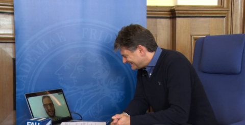Screenshot zeigt Präsident und Studierndenvertreter per Laptop zugeschaltet