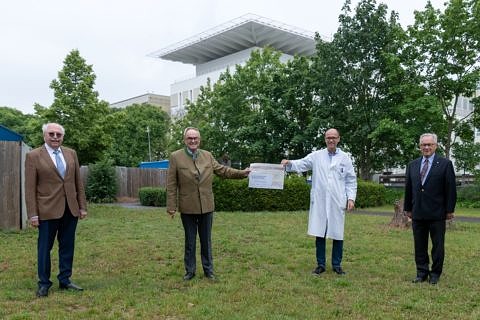 Gruppenbild bei Spendenübergabe