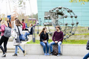 Studenten auf dem Campus