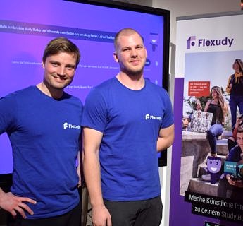 Foto von Quirin links und Benjamin recht. Beide in einem blauen T-Shirt.