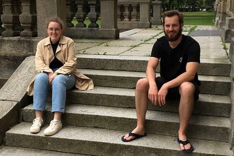 Zwei Studenten sitzen auf einer Treppe.