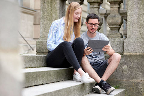 Studierende am Eingang des Kollegienhauses