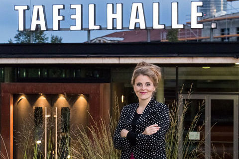 Zum Artikel "Die Leiterin der Tafelhalle Nürnberg, FAU-Alumna Friederike Engel, im Interview"